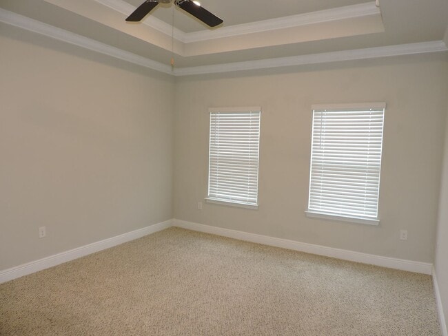 Building Photo - Beautiful home in gated community!