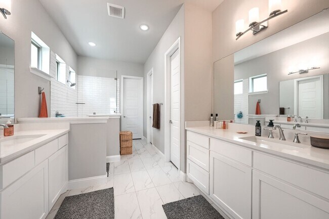 Building Photo - 2446 Bainbridge Dr