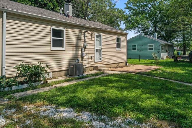 Building Photo - 1909 Mayfair Dr