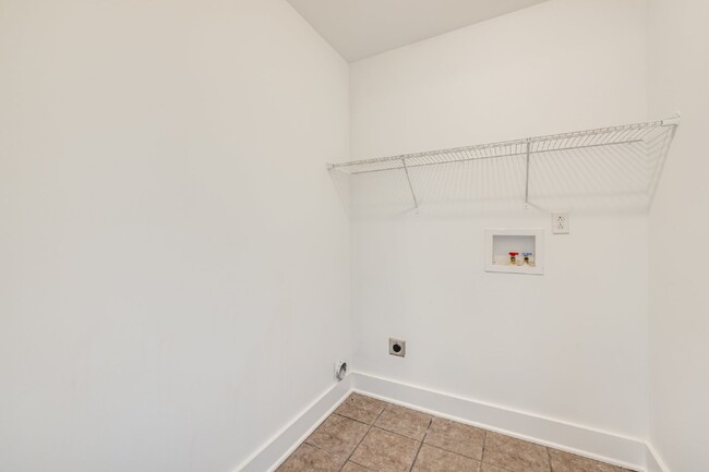 Building Photo - Newly renovated 2 Bedroom Condo with a bon...