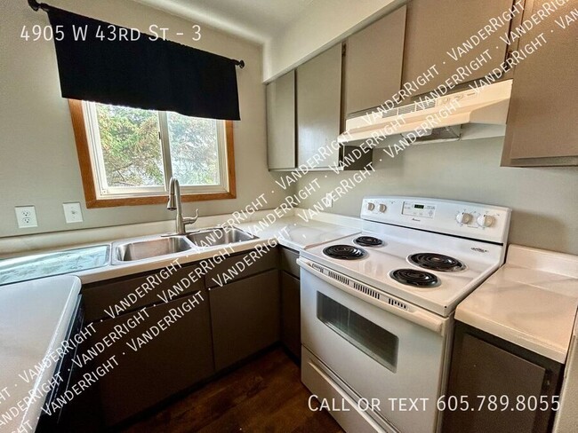 Building Photo - 4905 W 43rd St