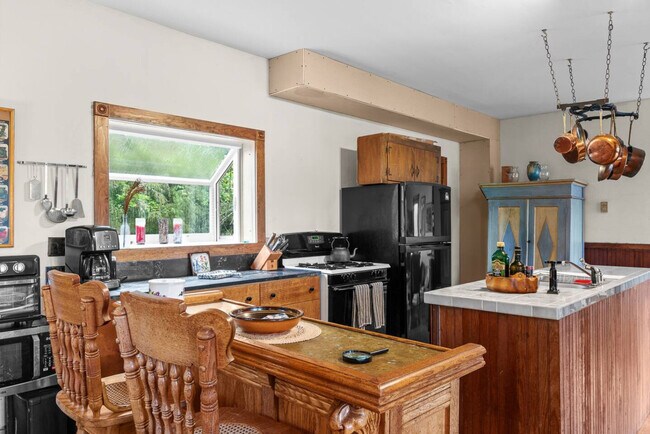 Building Photo - 1087 State Rd