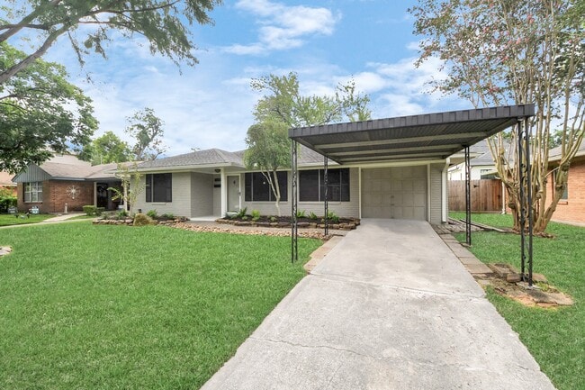 Building Photo - 2215 Gardenia Dr
