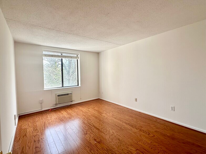Building Photo - 1525 E Putnam Ave