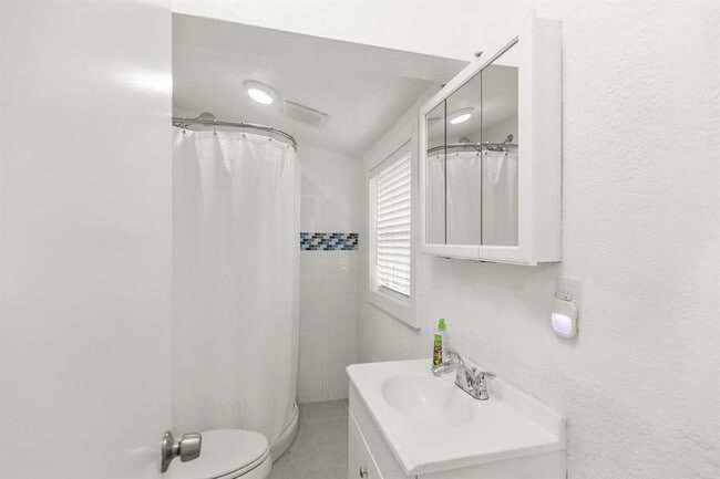 Building Photo - 5808 Community Dr