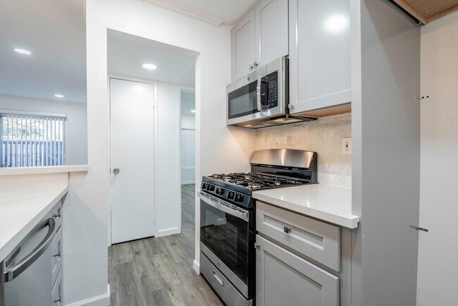 Building Photo - 18350 Hatteras St