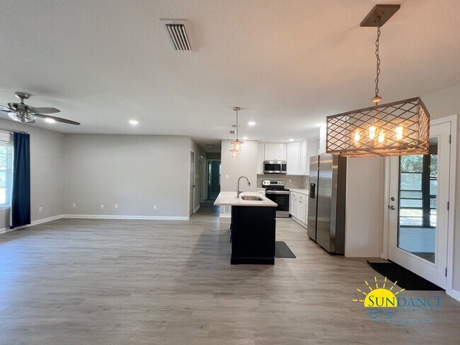 Building Photo - Centrally located and renovated Fort Walto...