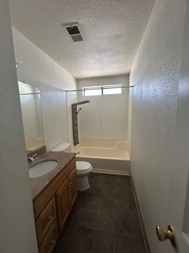 Building Photo - Affordable 3 bedroom 2 bath Apartment