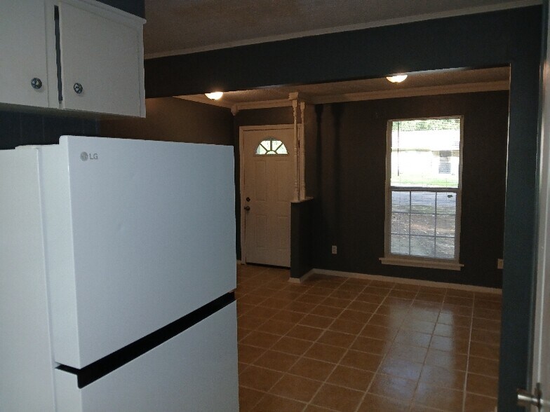Building Photo - 105 E Woodcrest Dr