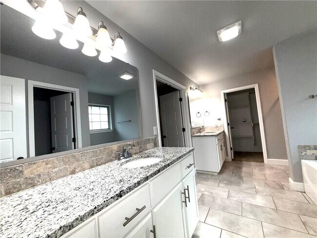 Building Photo - 4504 SW Plumley Ave