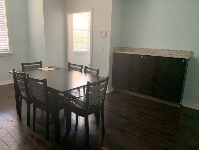 Building Photo - 1532-36 Ingersoll St