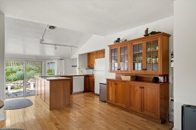 Building Photo - 627 W Rd