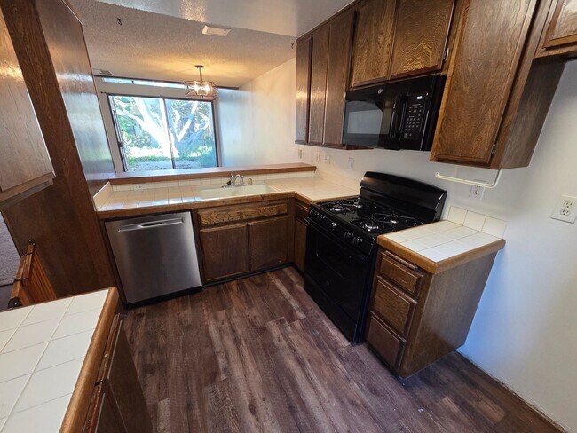 Building Photo - Charming 1 Bed, 1 Bath Lakewood Shores condo!