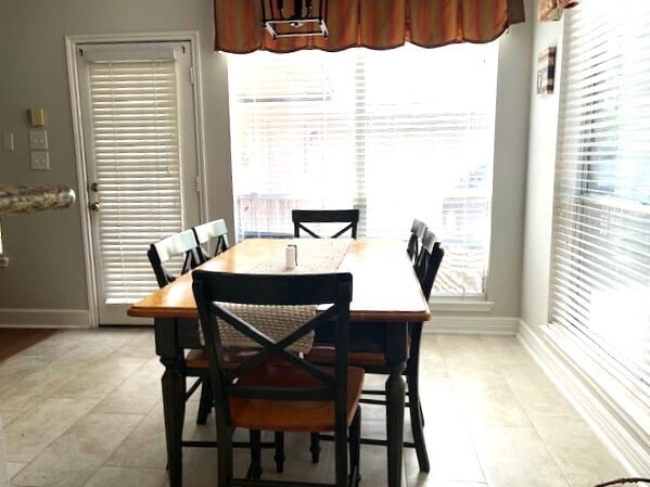 Building Photo - Great Location, wonderful Schools, Large e...