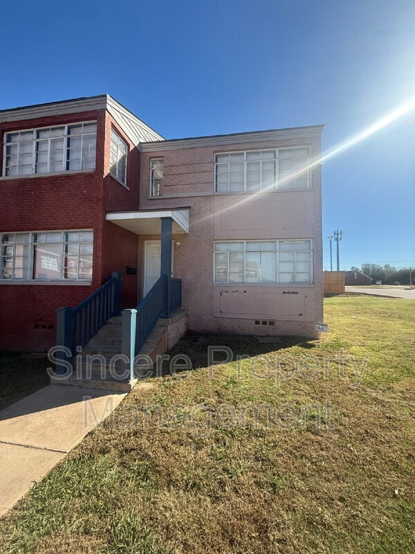 Building Photo - 1931 NE 25th St