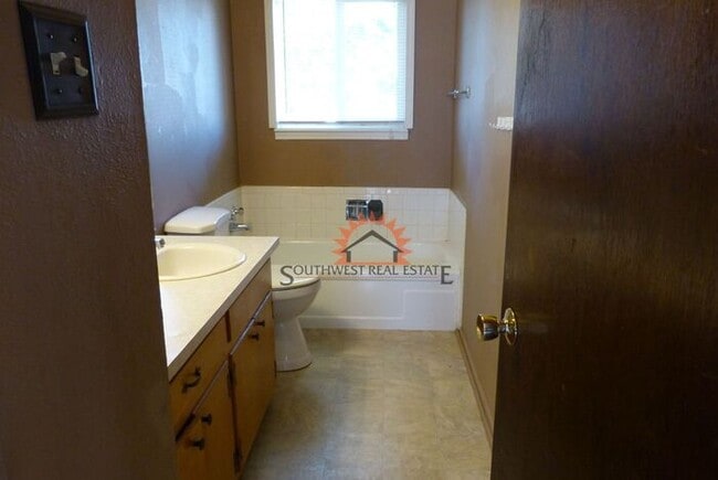 Building Photo - Spacious 3 bedroom 2 bathroom home.