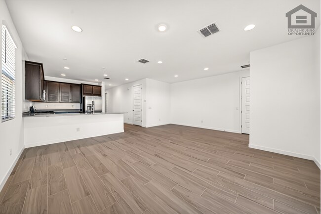Building Photo - 4Bed/3Bath House at Thomas Rd/99th Ave! Ready for Immediate Move-In! -- Mother-In-Law Suite W/Pri...