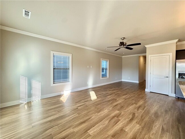 Building Photo - 921 NE Hts Ln