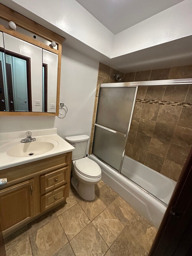 Building Photo - 7320 N Rogers Ave