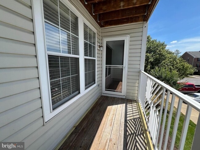 Building Photo - Beautiful 2bd 2bth mid level condo featuri...