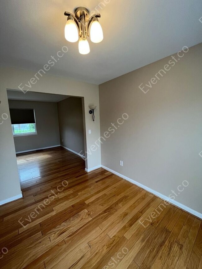 Building Photo - Charming 3 bedroom in Madison Heights / Pe...