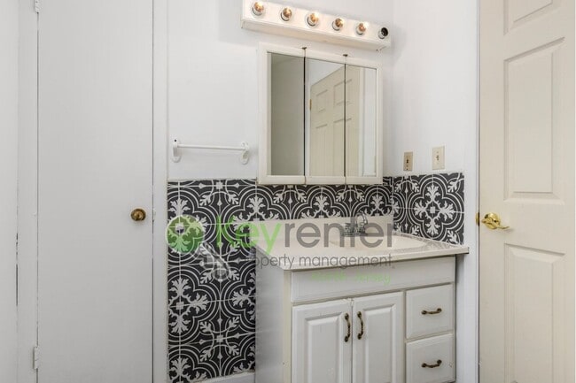 Building Photo - Spacious 3-Bed, 2-Bath First-Floor Unit wi...