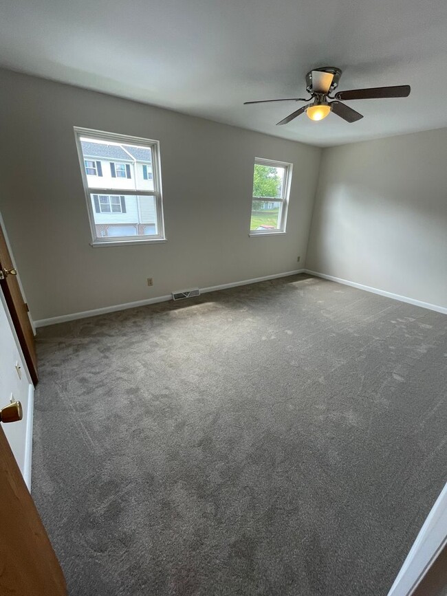 Building Photo - 3 Bed 1.5 Bath Updated Townhouse in Manche...