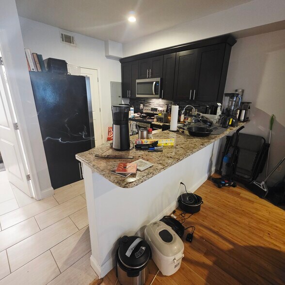 Building Photo - 628 N 11th St