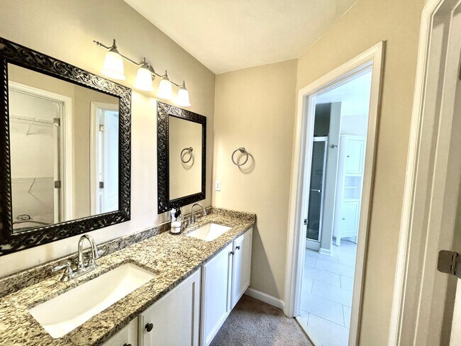 Building Photo - Beautiful large Castleton home