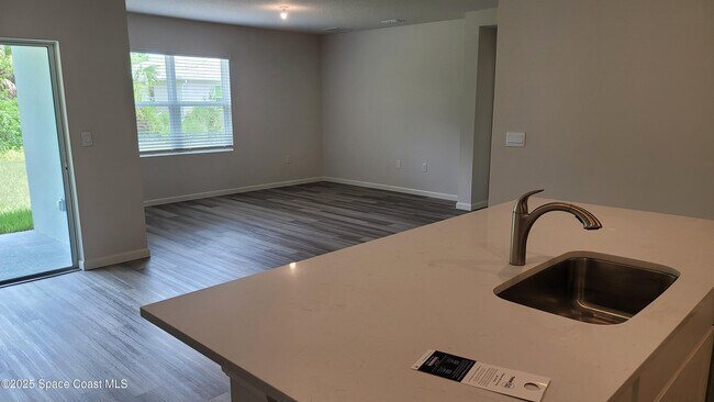 Building Photo - 583 Mimosa St SW