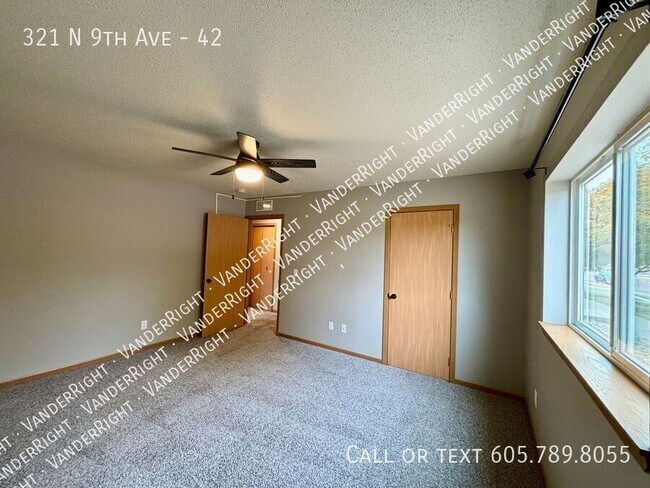 Building Photo - Updated Walk-Out 2 Bedroom Apartment!