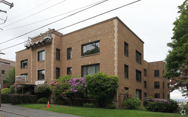 Primary Photo - Sir Lancelot Apartments