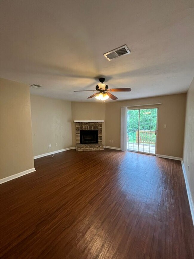 Building Photo - Stunning 2 Bed, 2 1/2 Bath Townhouse Available Now