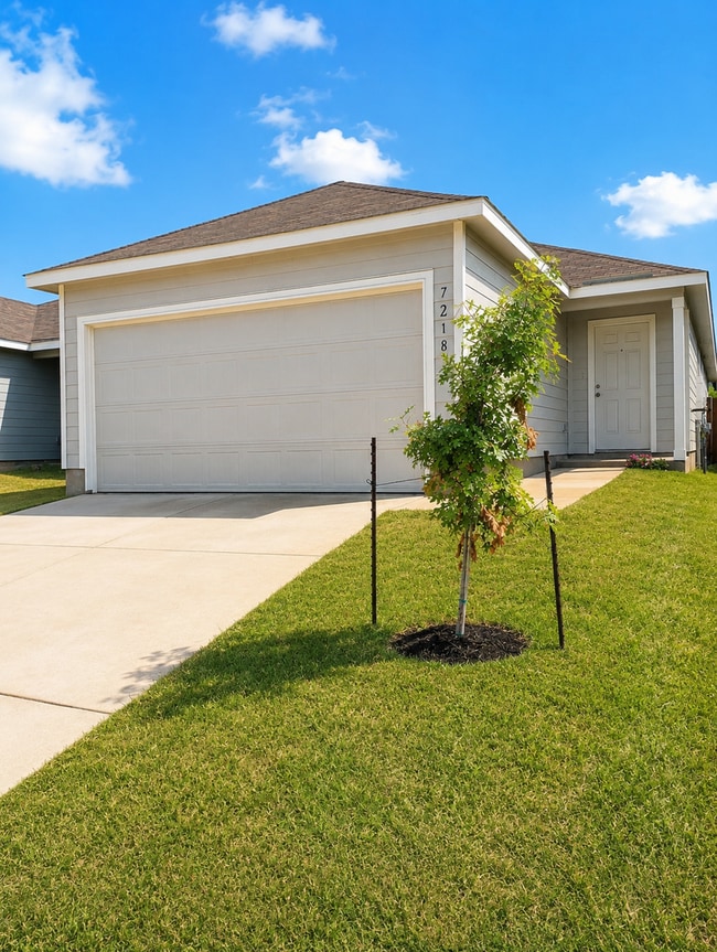 Building Photo - 4BR Home in Silos Community!