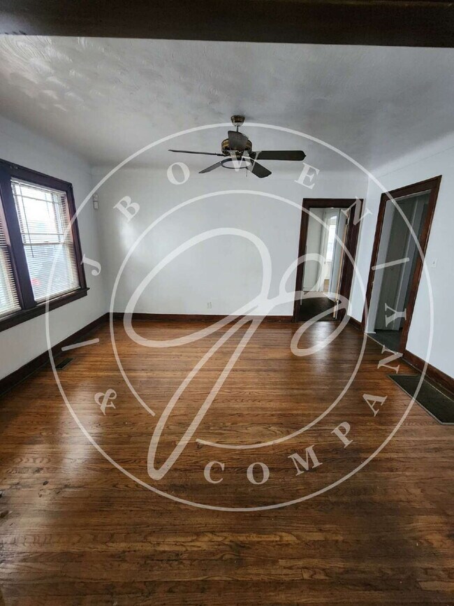 Building Photo - 3 bed 1 bath lower duplex with so much space!