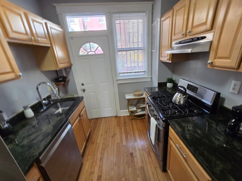 Building Photo - 411 Hobart Pl NW