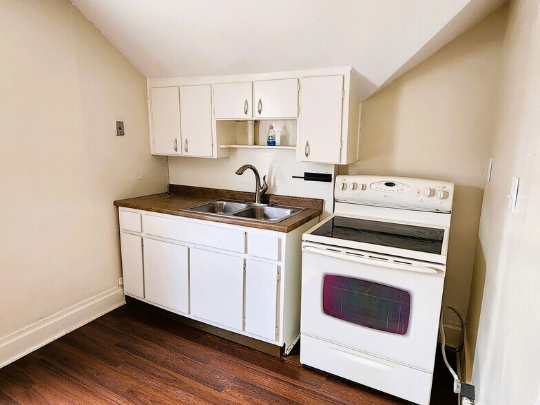 Kitchen - 419 Olmstead St