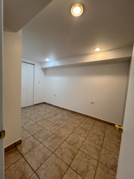 Building Photo - 1239 W Foster Ave