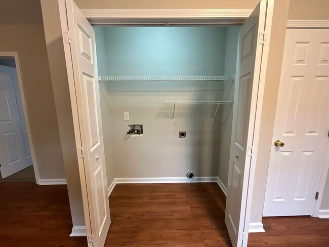 Building Photo - Now Available! Cute 4 Bed, 2 Bath Bungalow in Glenwood! Great Central GSO location