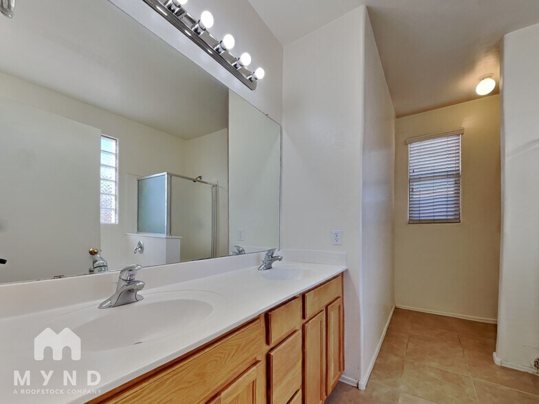 Building Photo - 2204 W San Tan Hills Dr