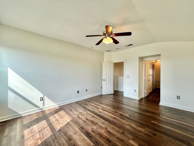 Building Photo - Gorgeous 3 Bed 2.5 Bath Single Family Home