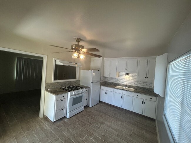 Building Photo - Updated charm and space in this 2 bedroom ...