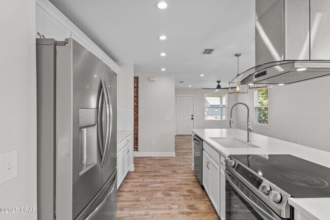 Building Photo - 310 N Bonita Ave