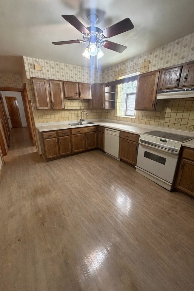 Building Photo - 5434 W School St