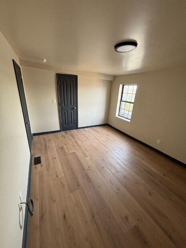 Building Photo - For Rent: Renovated 2-Story Townhouse in M...