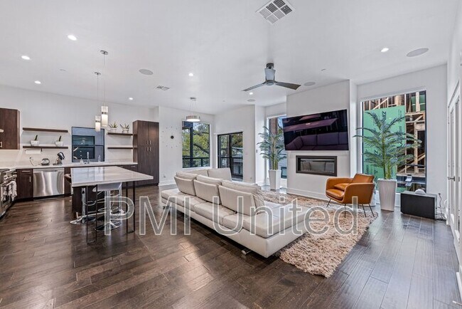 Building Photo - 425 W 9th St