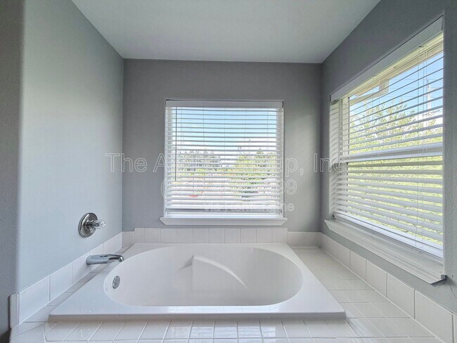 Building Photo - 5847 SW Coventry Pl