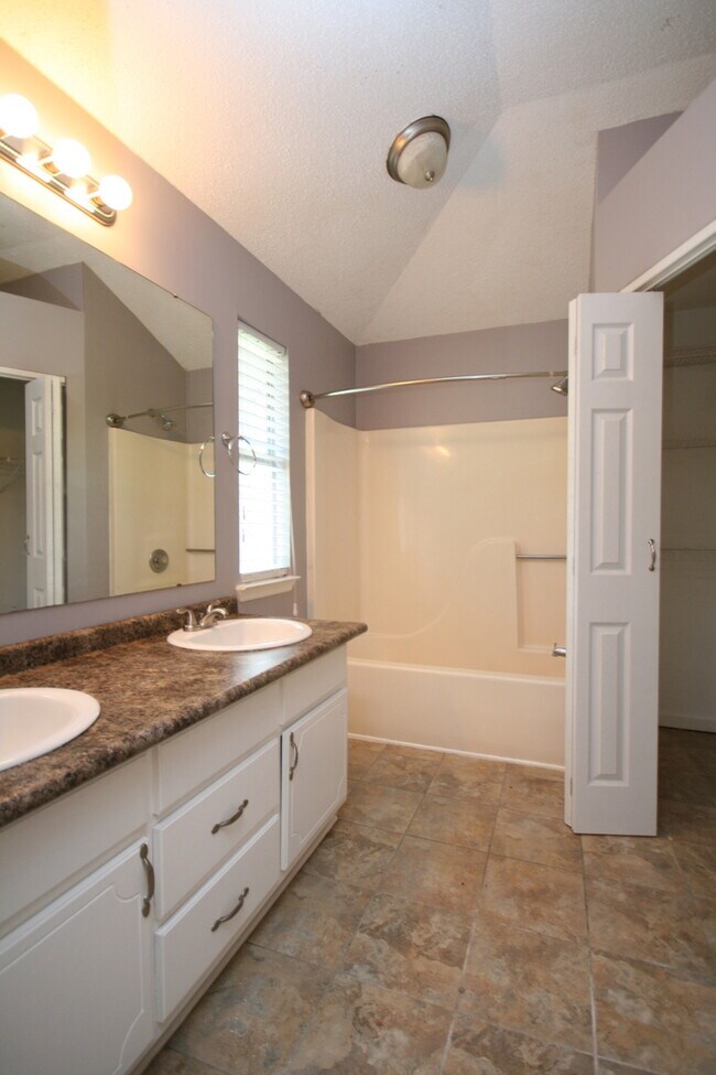 Building Photo - 105 Oakline Dr