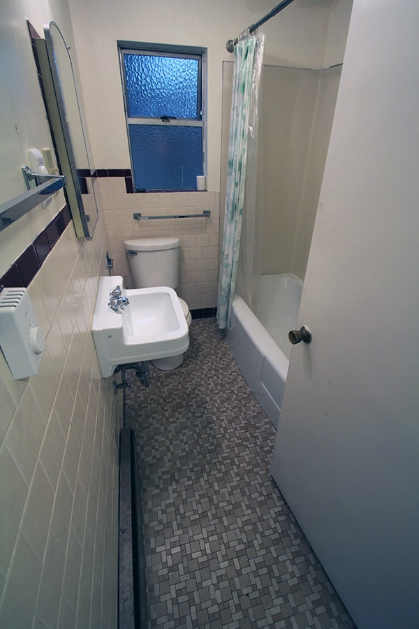 Building Photo - SPACIOUS, UPDATED 7 BEDROOM, 3 BATH, 2 KIT...
