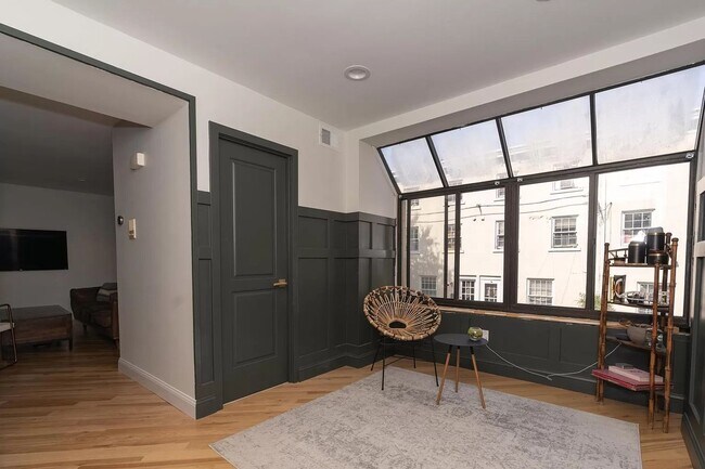 Building Photo - Incredible 2-Bedroom Apartment in Queen Vi...